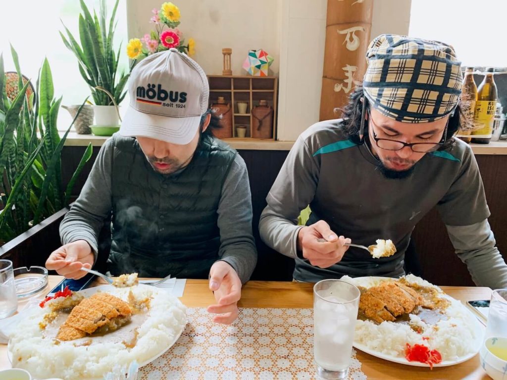 伊佐市_喫茶びっく_カツカレー食べる様子２