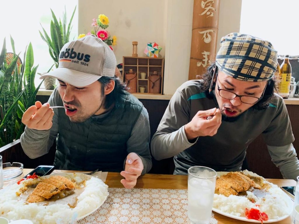 伊佐市_喫茶びっく_カツカレー食べる様子
