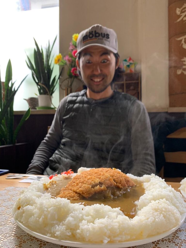 伊佐市_喫茶びっく_カツカレーに驚く顔