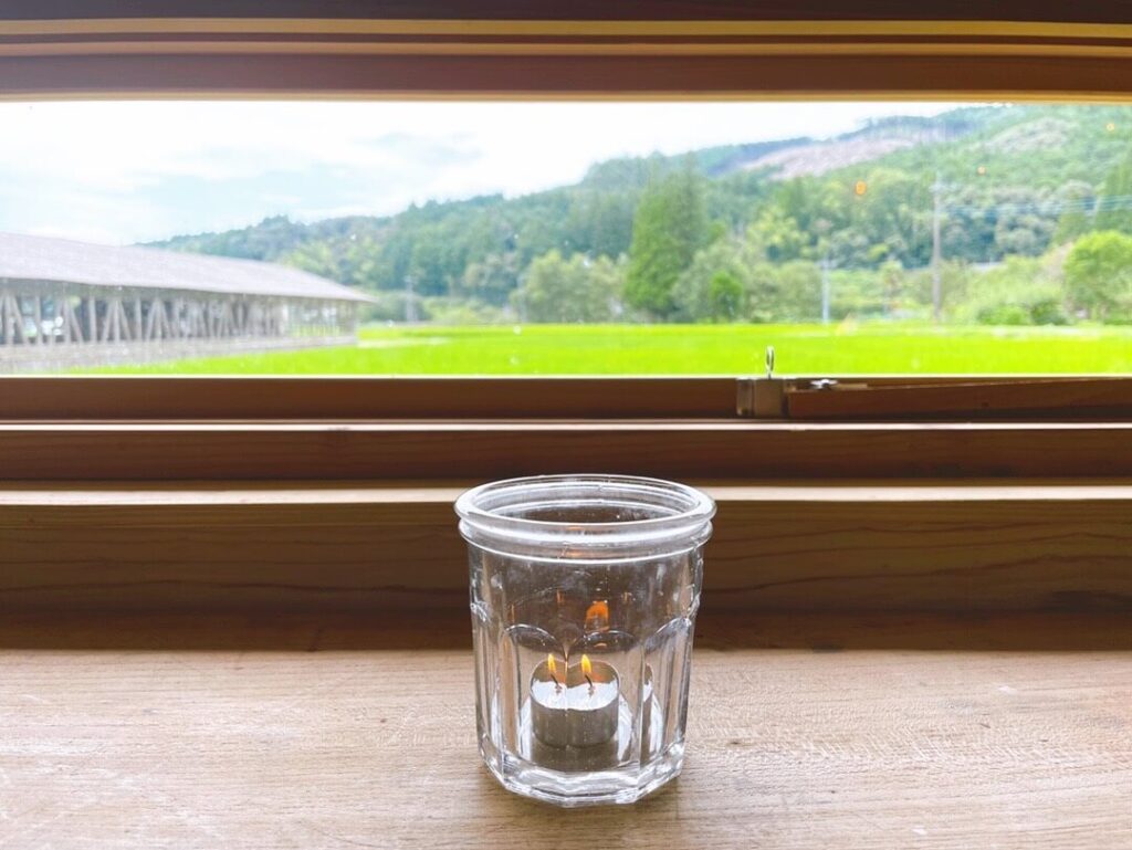 伊佐市 カフェ Endroit cache（アンドロワ カシェ） 窓からの景色