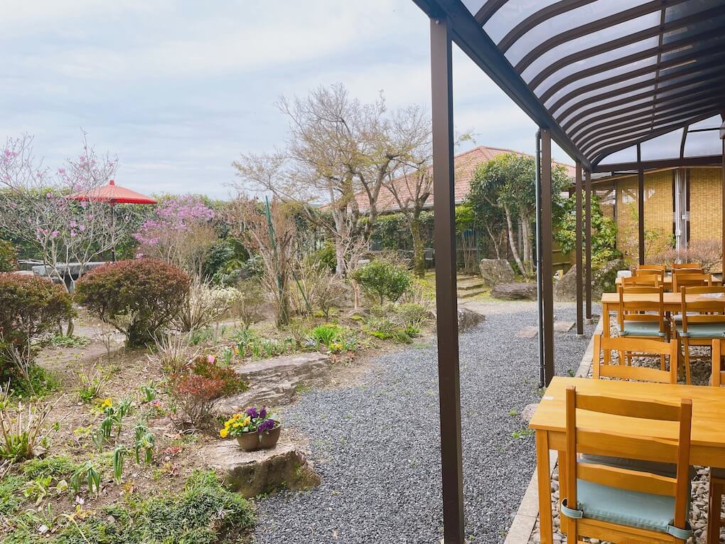 鹿児島県伊佐市_うどん蕎麦_柚子乃花_柚子の花_屋外テーブル