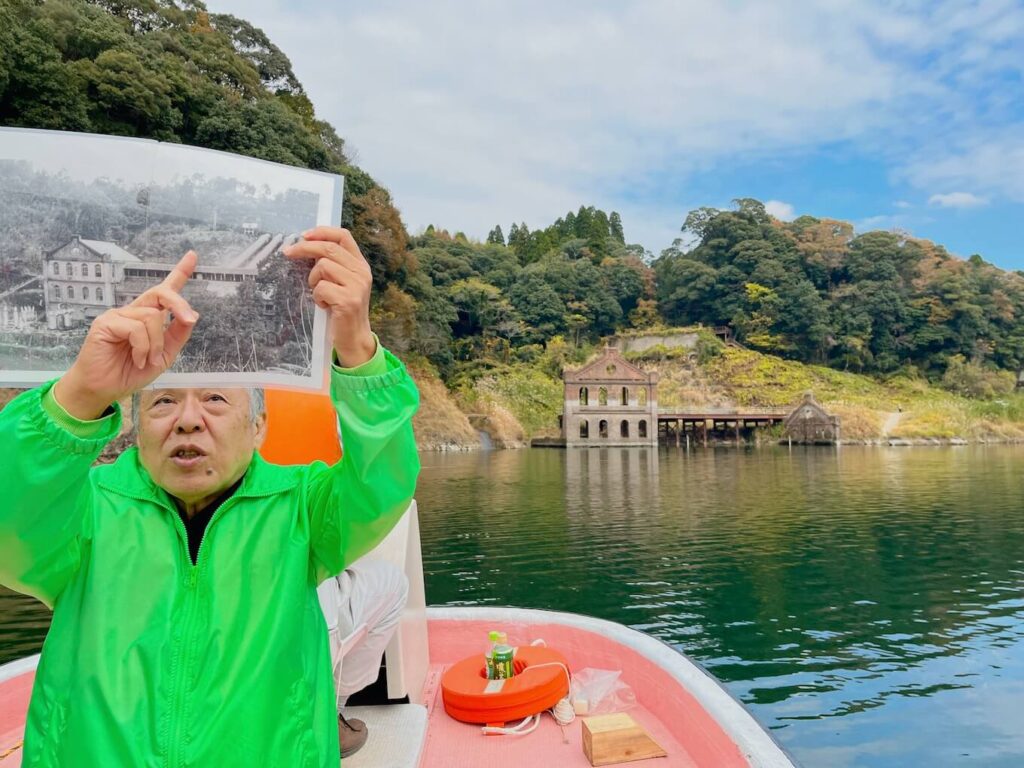 鶴田ダム大鶴湖遊覧船ツアー_船上の風景_曽木発電所遺構 とガイドさん
