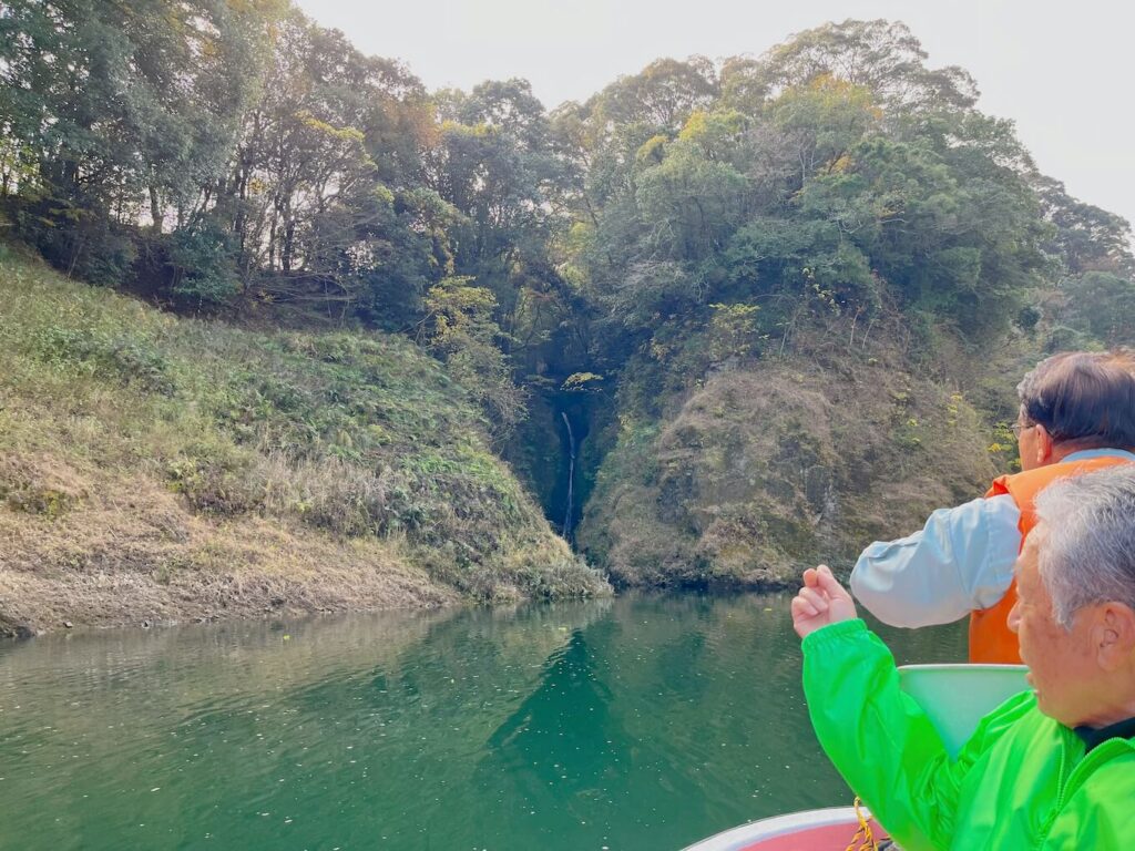 曽木発電所遺構_鶴田ダム大鶴湖遊覧船ツアー_船上の風景　滝