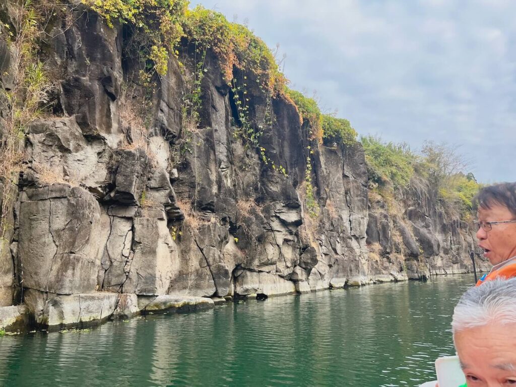 鶴田ダム大鶴湖遊覧船ツアー_船上の風景_奇岩ライオン岩