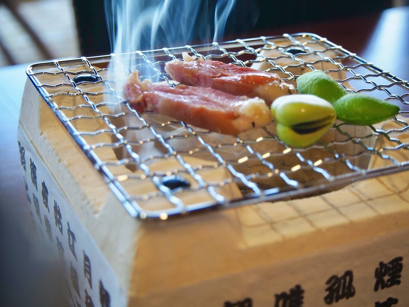 伊佐市_牧場民宿レストラン 和（のどか）_新ランチメニュー「新・伊佐米膳」_先付_自家製ベーコンを炙る