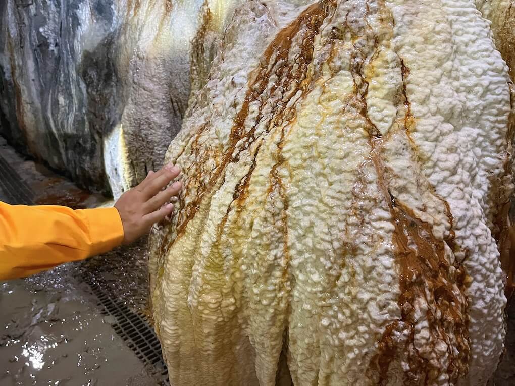 伊佐市_住友金属鉱山株式会社菱刈鉱山_湯の花の結晶
