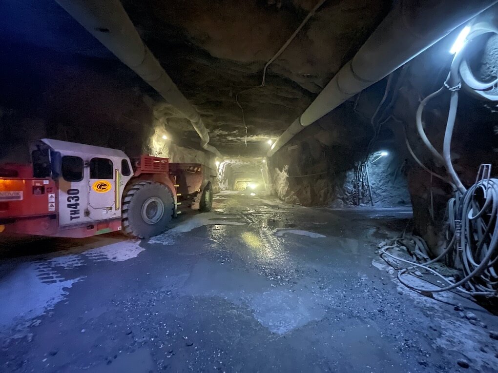 伊佐市_住友金属鉱山株式会社菱刈鉱山_坑道内の車輌