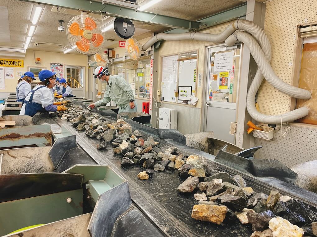 伊佐市_住友金属鉱山株式会社菱刈鉱山_鉱石選別の様子