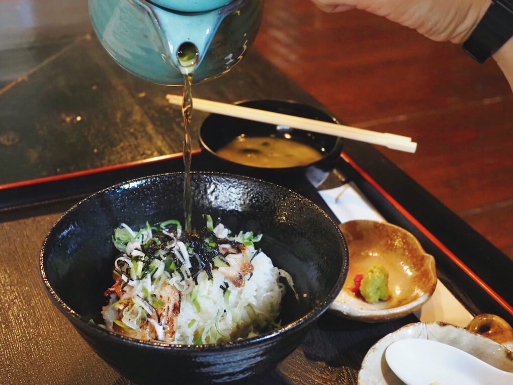 鹿児島県伊佐市_湯之尾温泉_早水荘_ランチ_黒豚丼に出汁をかける