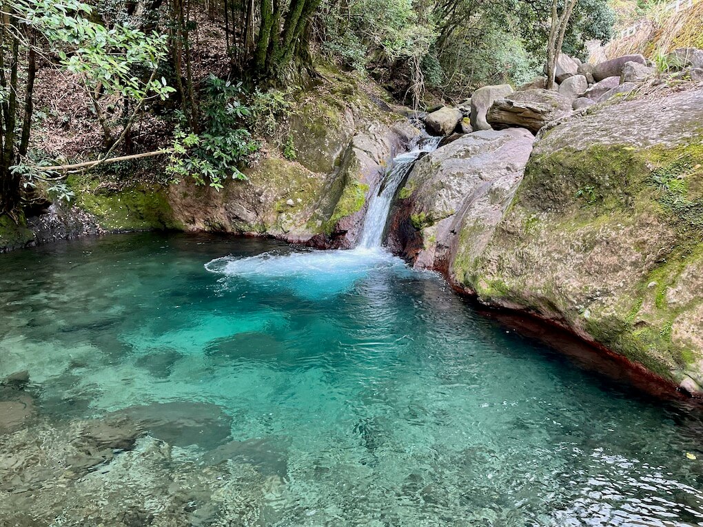 九州自然歩道_鹿児島県伊佐市_久七トンネル入り口脇の川